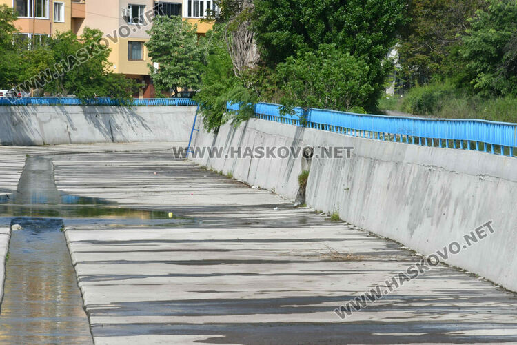 Сигнал: Бликаща вода пропуква обновеното корито на реката в Хасково