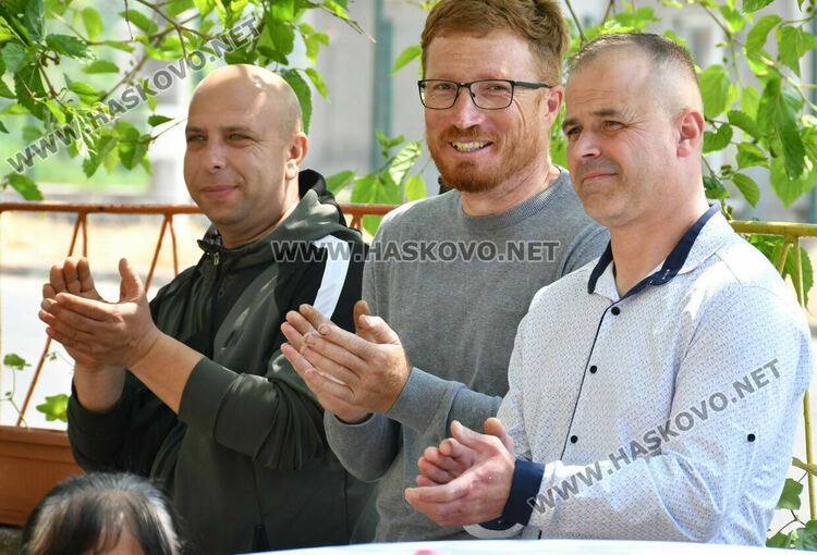 Слонска паста за зъби и излюпени пиленца в новите STEM кабинети на патронния празник на училището в Конуш