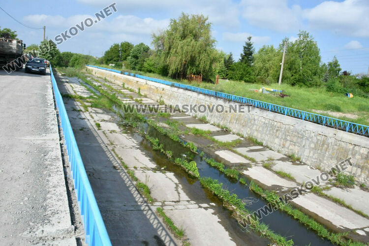 Сигнал: Бликаща вода пропуква обновеното корито на реката в Хасково