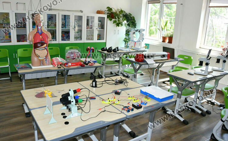 Слонска паста за зъби и излюпени пиленца в новите STEM кабинети на патронния празник на училището в Конуш