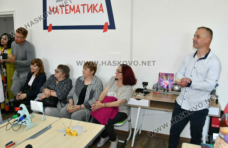 Слонска паста за зъби и излюпени пиленца в новите STEM кабинети на патронния празник на училището в Конуш