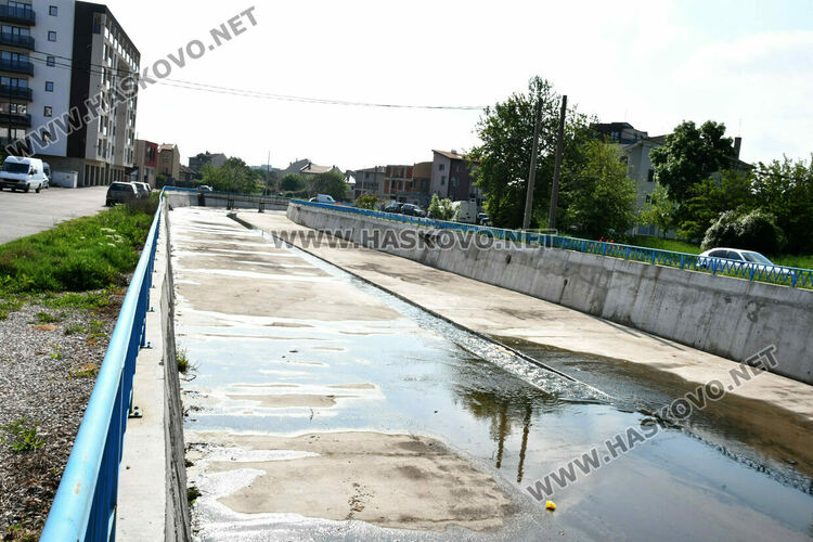 Сигнал: Бликаща вода пропуква обновеното корито на реката в Хасково
