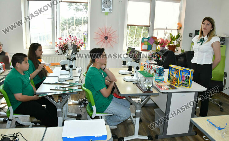 Слонска паста за зъби и излюпени пиленца в новите STEM кабинети на патронния празник на училището в Конуш