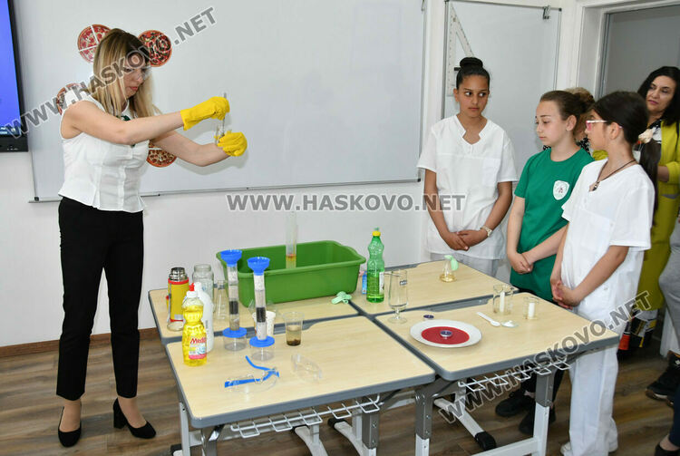 Слонска паста за зъби и излюпени пиленца в новите STEM кабинети на патронния празник на училището в Конуш