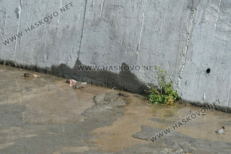 Сигнал: Бликаща вода пропуква обновеното корито на реката в Хасково