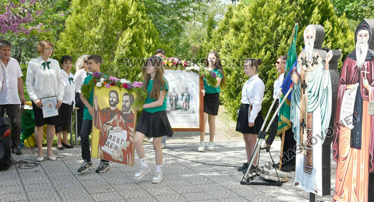 Слонска паста за зъби и излюпени пиленца в новите STEM кабинети на патронния празник на училището в Конуш