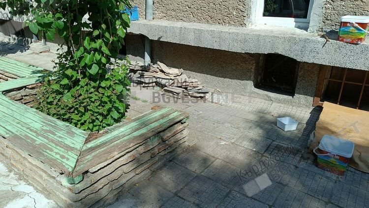 Мръсотия зад Червения кръст в Кърджали,две фирми не могат да се разберат как да чистят