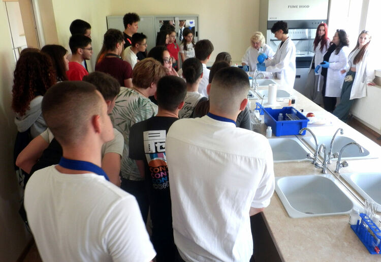 ОИЦ Хасково отпразнува 15 г. с обиколка на STEM центрове и пътуване с електробус