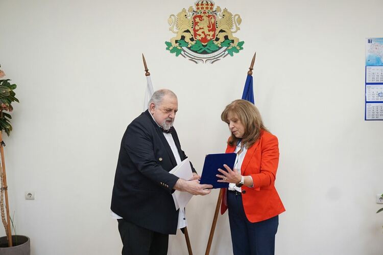 Отличиха културния деятел Александър Милушев с почетен плакет за 70-годишнината му