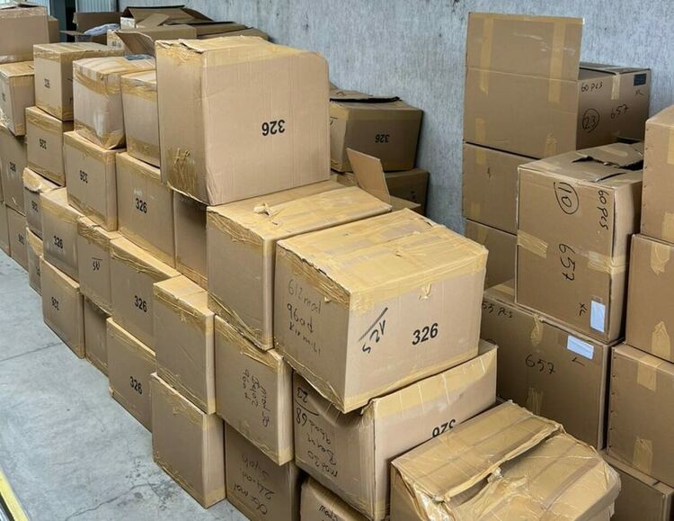 Иззеха над 32 000 стоки менте от товарен автомобил