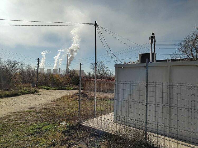 Големо село от години страда от редовно обгазяване със серен диоксид от ТЕЦ &bdquo;Бобов дол&ldquo; &ndash; единственият източник на този замърсител в региона.