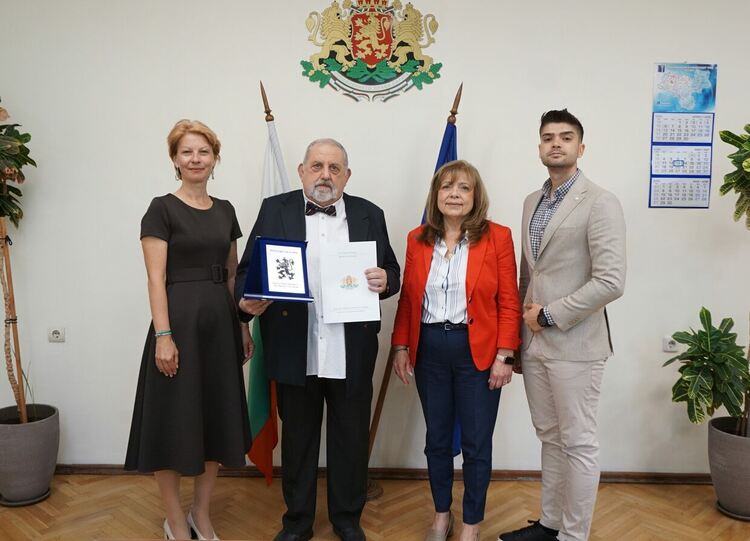 Отличиха културния деятел Александър Милушев с почетен плакет за 70-годишнината му