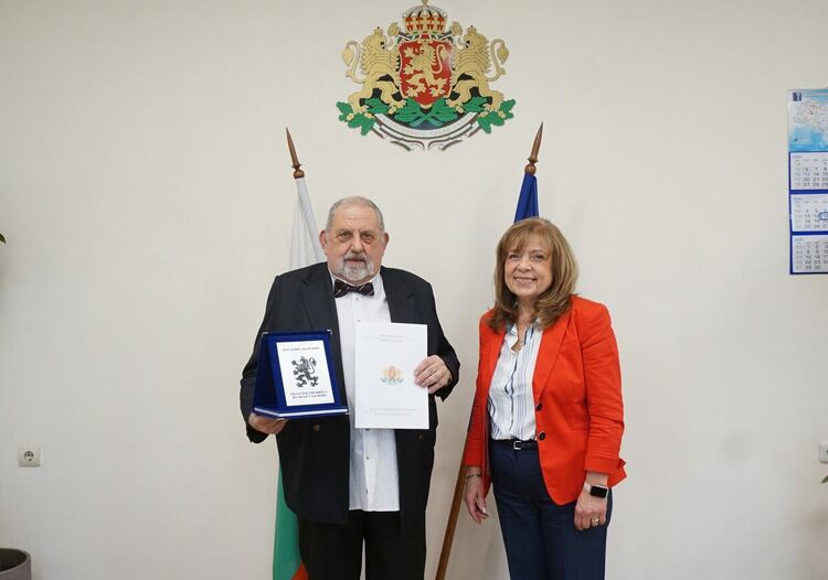 Отличиха културния деятел Александър Милушев с почетен плакет за 70-годишнината му