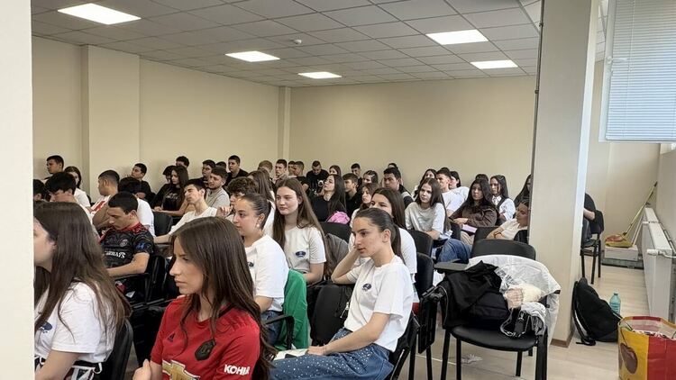 Ученици от ФСГ &bdquo;Атанас Буров&ldquo; превърнаха бинарен урок в културно пътешествие из Европа