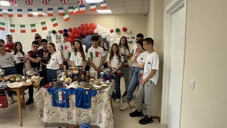 Ученици от ФСГ &bdquo;Атанас Буров&ldquo; превърнаха бинарен урок в културно пътешествие из Европа