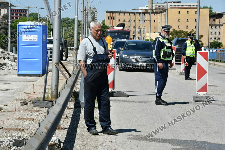 Двама души пострадаха при катастрофа между три коли на жп надлеза в Хасково