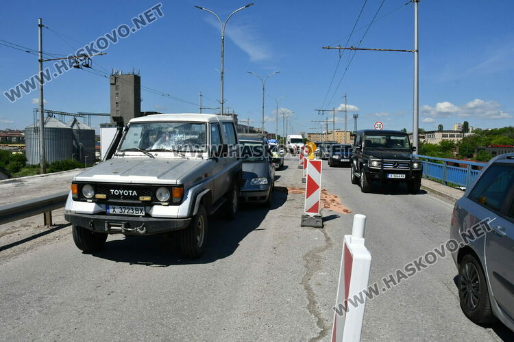Двама души пострадаха при катастрофа между три коли на жп надлеза в Хасково
