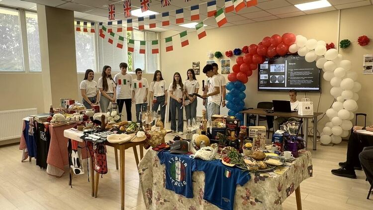 Ученици от ФСГ &bdquo;Атанас Буров&ldquo; превърнаха бинарен урок в културно пътешествие из Европа