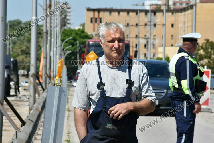Двама души пострадаха при катастрофа между три коли на жп надлеза в Хасково
