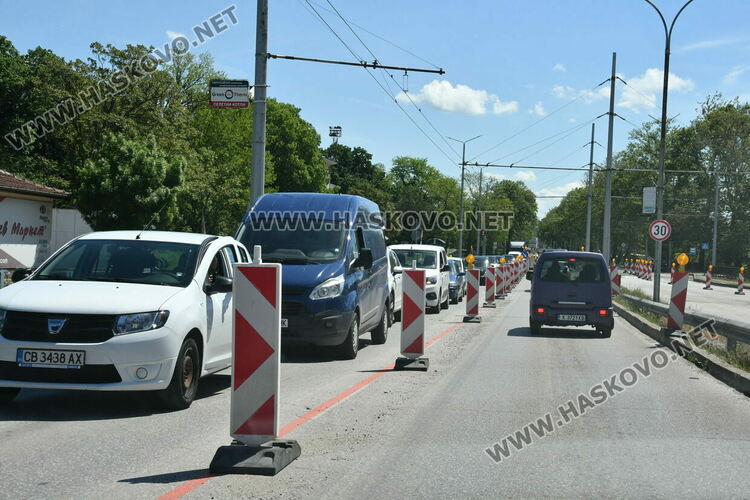 Двама души пострадаха при катастрофа между три коли на жп надлеза в Хасково