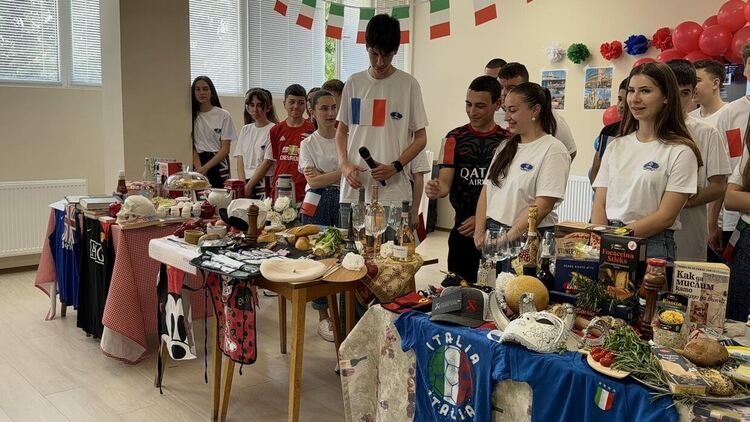 Ученици от ФСГ &bdquo;Атанас Буров&ldquo; превърнаха бинарен урок в културно пътешествие из Европа