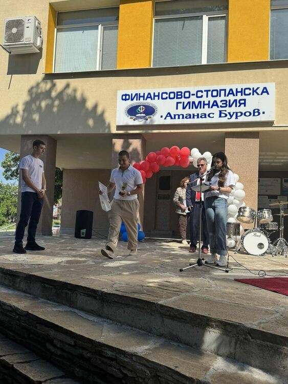 ФСГ &bdquo;Атанас Буров&ldquo; в Хасково отпразнува патронен празник и изпрати Випуск 2026