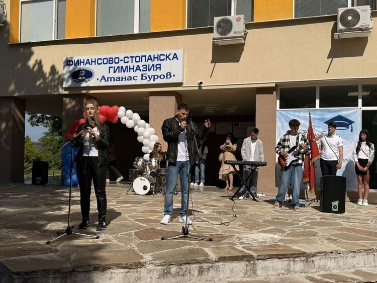 ФСГ &bdquo;Атанас Буров&ldquo; в Хасково отпразнува патронен празник и изпрати Випуск 2026