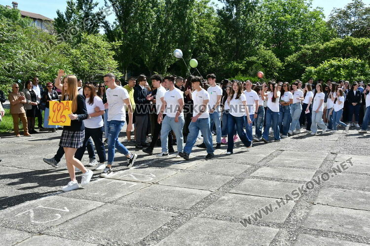 Александра Атанасова е носителят на &bdquo;Златаровска награда&ldquo; в Езиковата гимназия