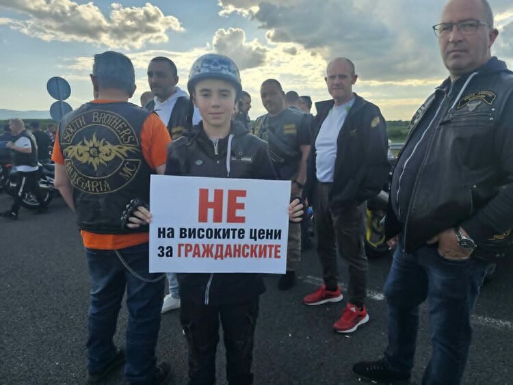 Пътят за Гърция под блокада: Мотористи скочиха срещу високите застраховки