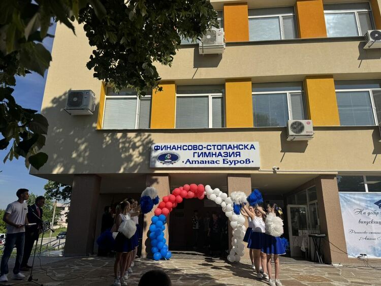 ФСГ &bdquo;Атанас Буров&ldquo; в Хасково отпразнува патронен празник и изпрати Випуск 2026