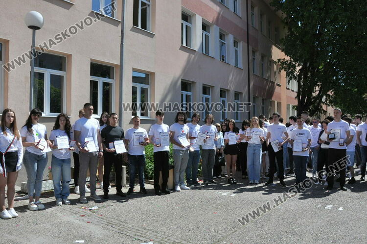 ПМГ &bdquo;Акад. Боян Петканчин&ldquo; изпрати Випуск 2026 с емоционално тържество и много отличия