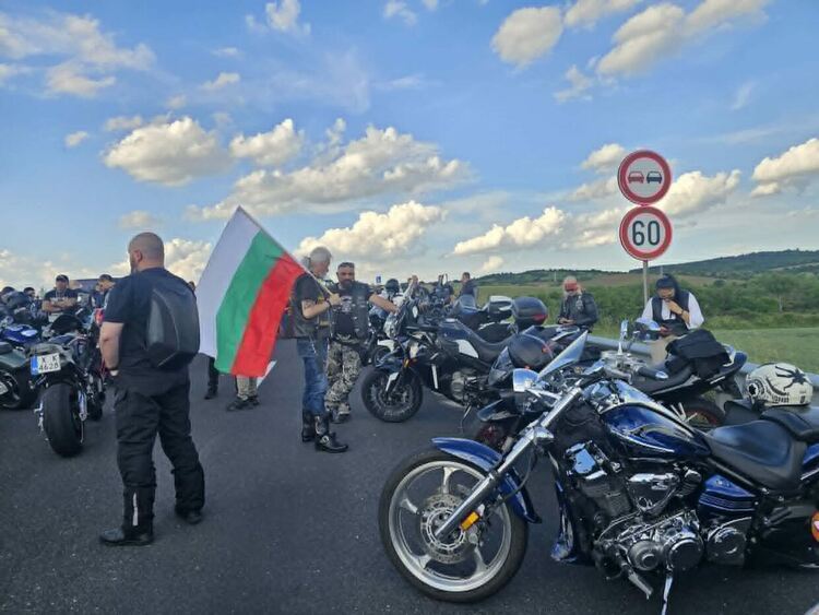 Пътят за Гърция под блокада: Мотористи скочиха срещу високите застраховки