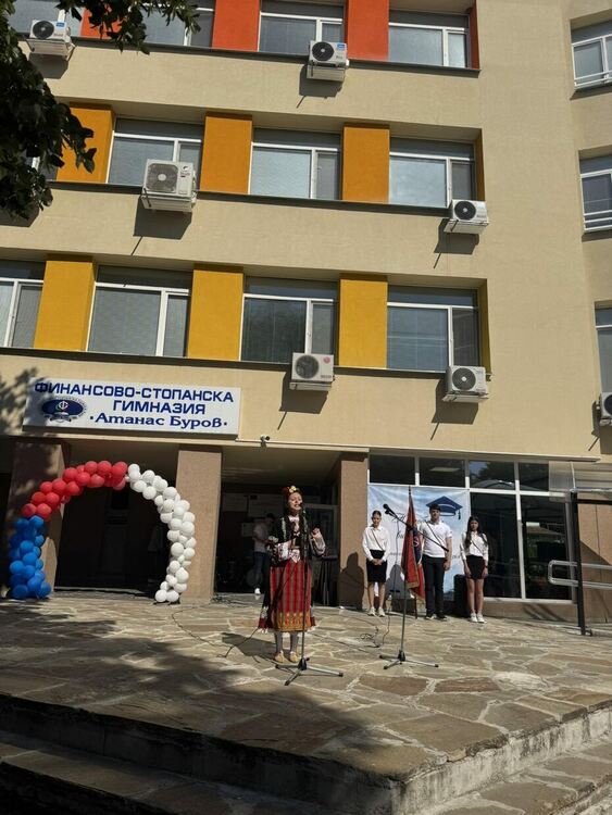 ФСГ &bdquo;Атанас Буров&ldquo; в Хасково отпразнува патронен празник и изпрати Випуск 2026
