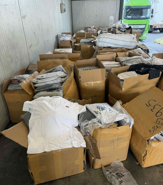 Близо 14 000 &bdquo;маркови&ldquo; стоки са иззети при седем проверки на коли, автобуси и камиони