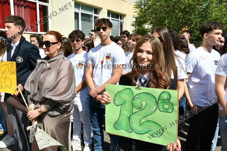 Александра Атанасова е носителят на &bdquo;Златаровска награда&ldquo; в Езиковата гимназия