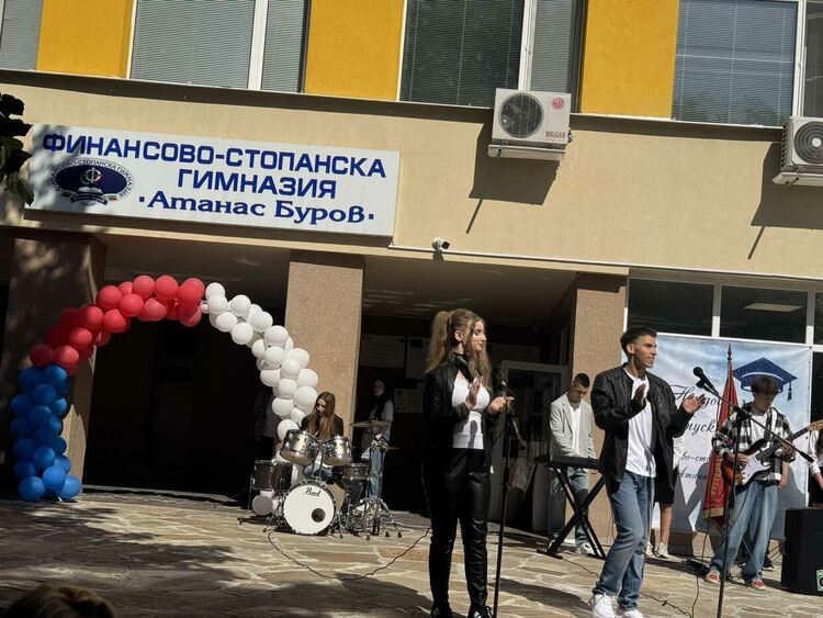 ФСГ &bdquo;Атанас Буров&ldquo; в Хасково отпразнува патронен празник и изпрати Випуск 2026