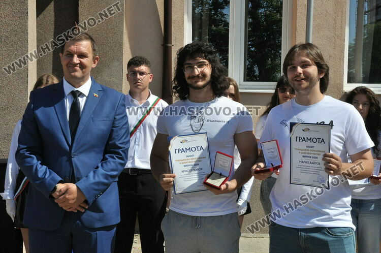 ПМГ &bdquo;Акад. Боян Петканчин&ldquo; изпрати Випуск 2026 с емоционално тържество и много отличия