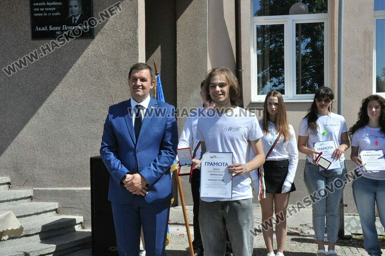 ПМГ &bdquo;Акад. Боян Петканчин&ldquo; изпрати Випуск 2026 с емоционално тържество и много отличия