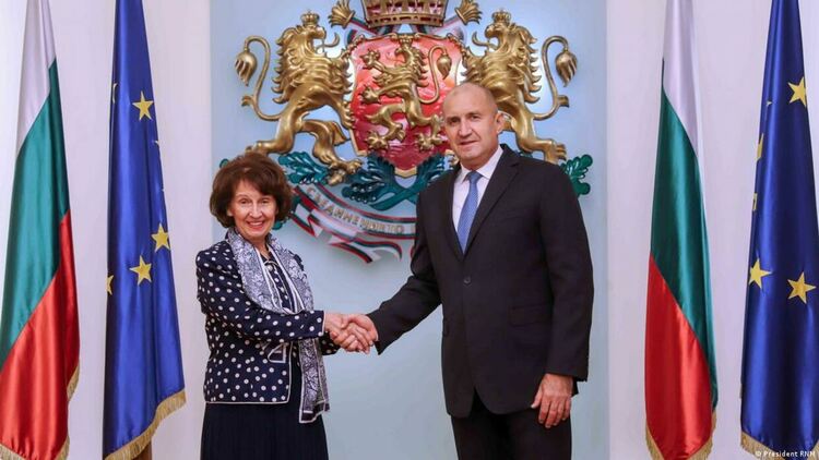 През 2024 г. Румен Радев прие в София македонската си колежка Гордана Силяновска-Давкова.