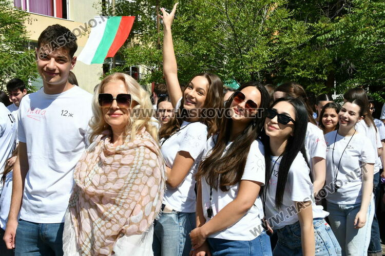Александра Атанасова е носителят на &bdquo;Златаровска награда&ldquo; в Езиковата гимназия