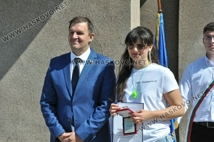 ПМГ &bdquo;Акад. Боян Петканчин&ldquo; изпрати Випуск 2026 с емоционално тържество и много отличия