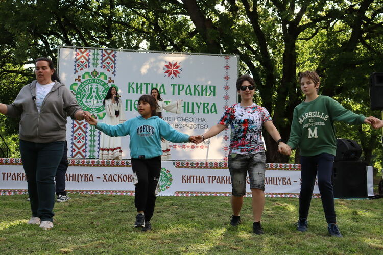 Първото кръшно хоро на &bdquo;Китна Тракия пее и танцува&ldquo; се изви с Бисера и Лидия
