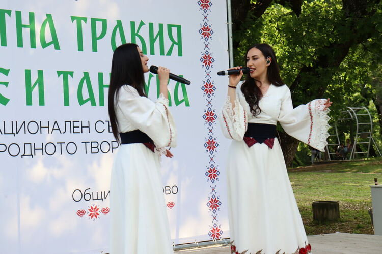 Първото кръшно хоро на &bdquo;Китна Тракия пее и танцува&ldquo; се изви с Бисера и Лидия