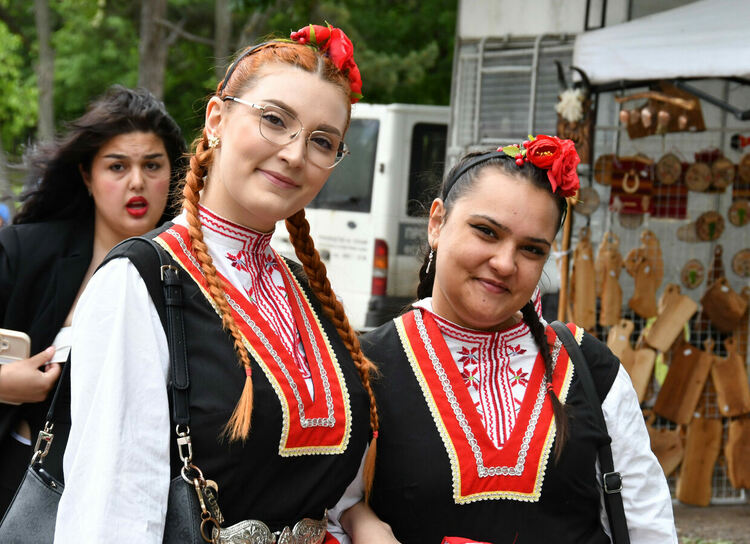 Стотици любители на фолклора в красиви носии изпълниха парк "Кенана" в Хасково за Събора "Китна Тракия пее и танцува"