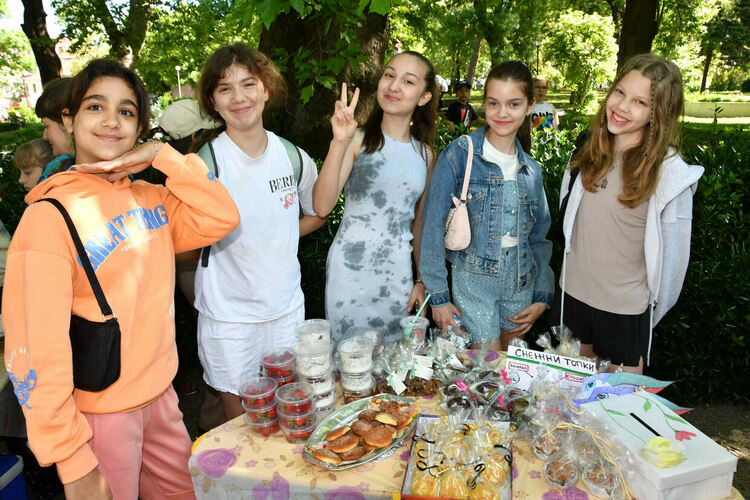 Децата от ОУ "Св. Климент Охридски" в Хасково празнуват в Градската градина