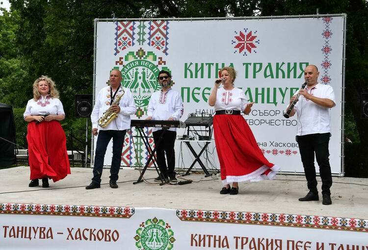 Стотици любители на фолклора в красиви носии изпълниха парк "Кенана" в Хасково за Събора "Китна Тракия пее и танцува"