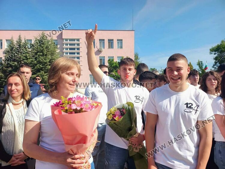 ПГДС &bdquo;Цар Иван Асен II&ldquo; в Хасково изпрати Випуск 2026 с емоционално тържество и много награди