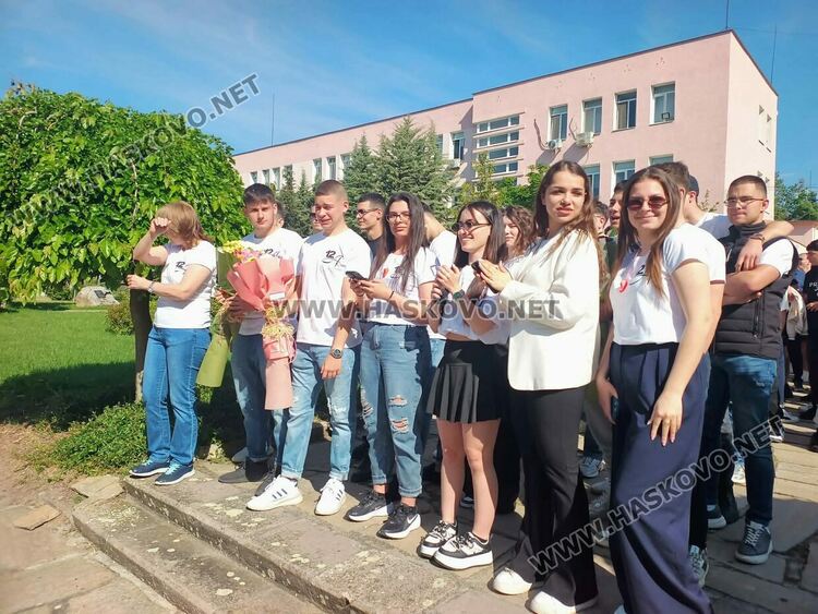 ПГДС &bdquo;Цар Иван Асен II&ldquo; в Хасково изпрати Випуск 2026 с емоционално тържество и много награди