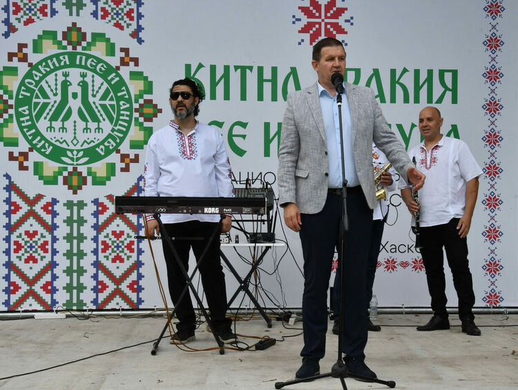 Стотици любители на фолклора в красиви носии изпълниха парк "Кенана" в Хасково за Събора "Китна Тракия пее и танцува"