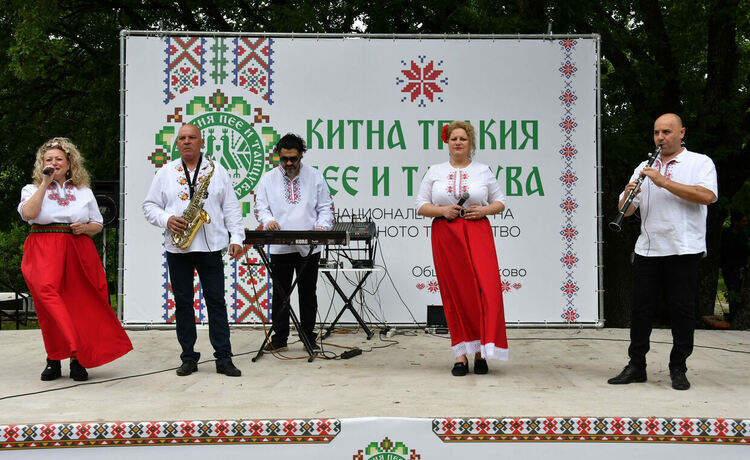 Стотици любители на фолклора в красиви носии изпълниха парк "Кенана" в Хасково за Събора "Китна Тракия пее и танцува"